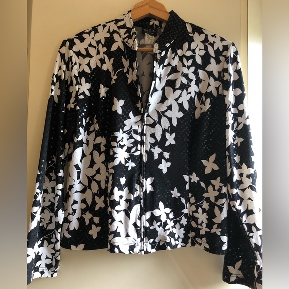 Fabulous jacket with shiny fabric. The spandex makes it very comfortable. - Picture 1 of 7